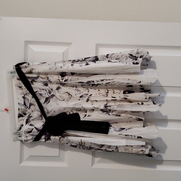 Black and white floral designed skirt with sash to tie - Picture 1 of 3